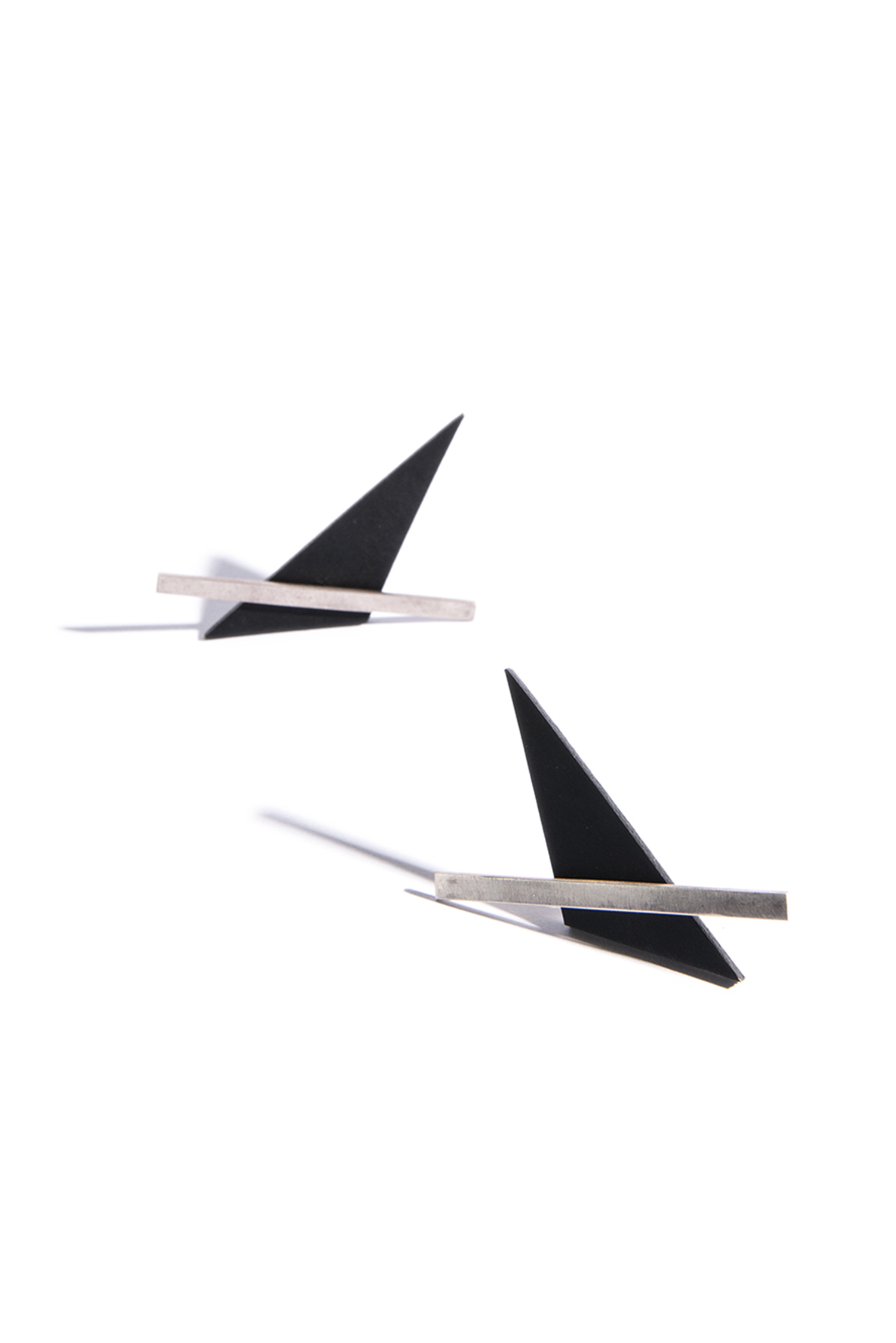 Triangular earrings - Liberta_Bar _Trngl Earrings - Black / Silver