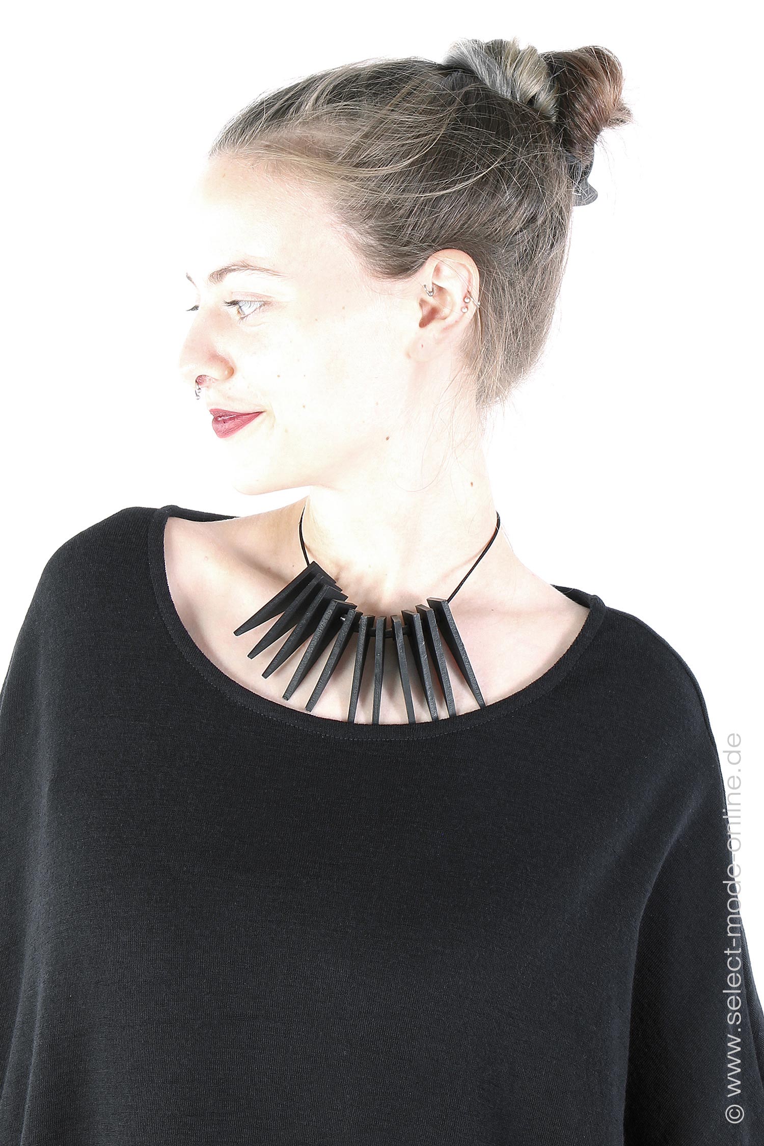 Leather necklace - black - Obtuse_1