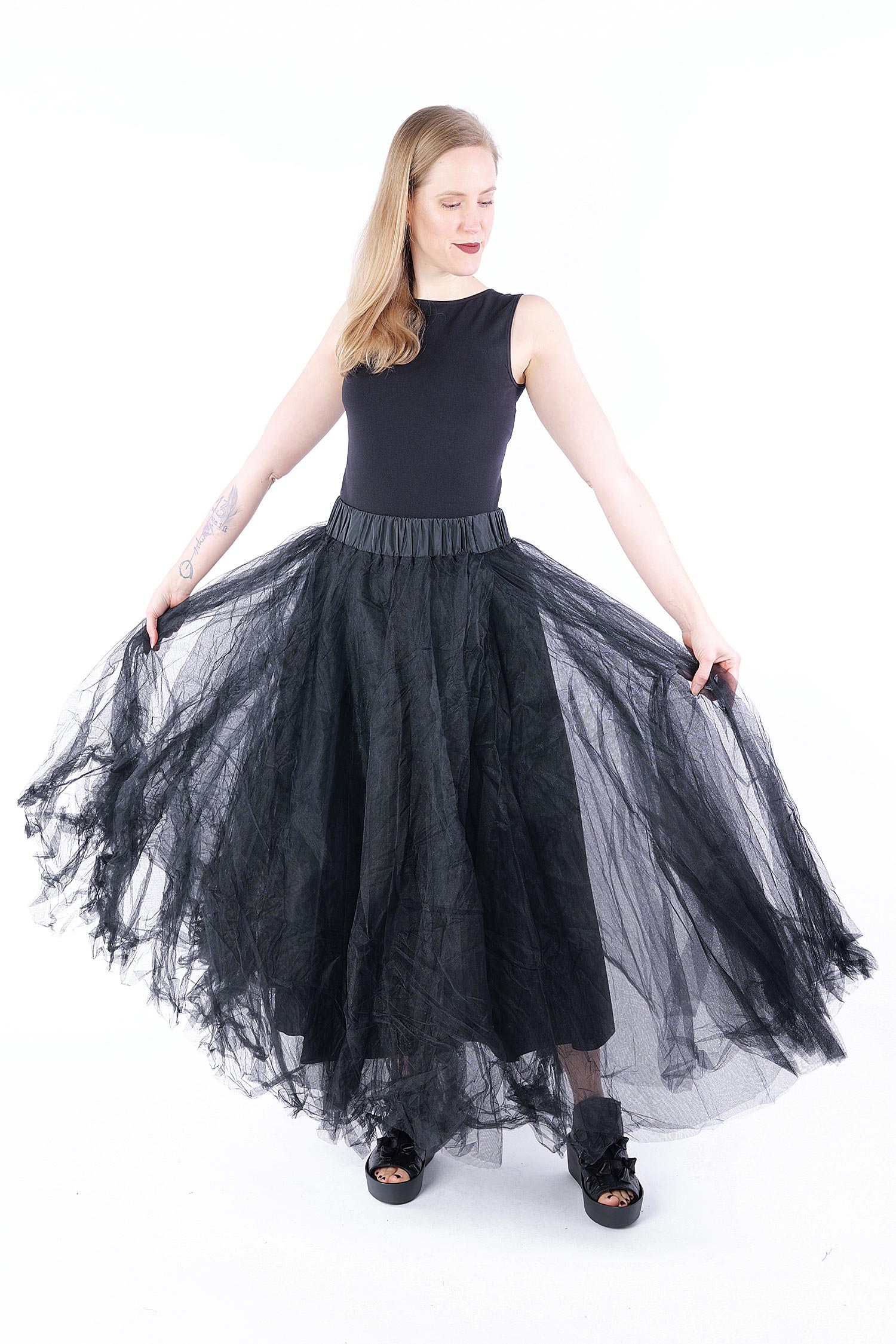 Voluminous tulle skirt - black - S25-79