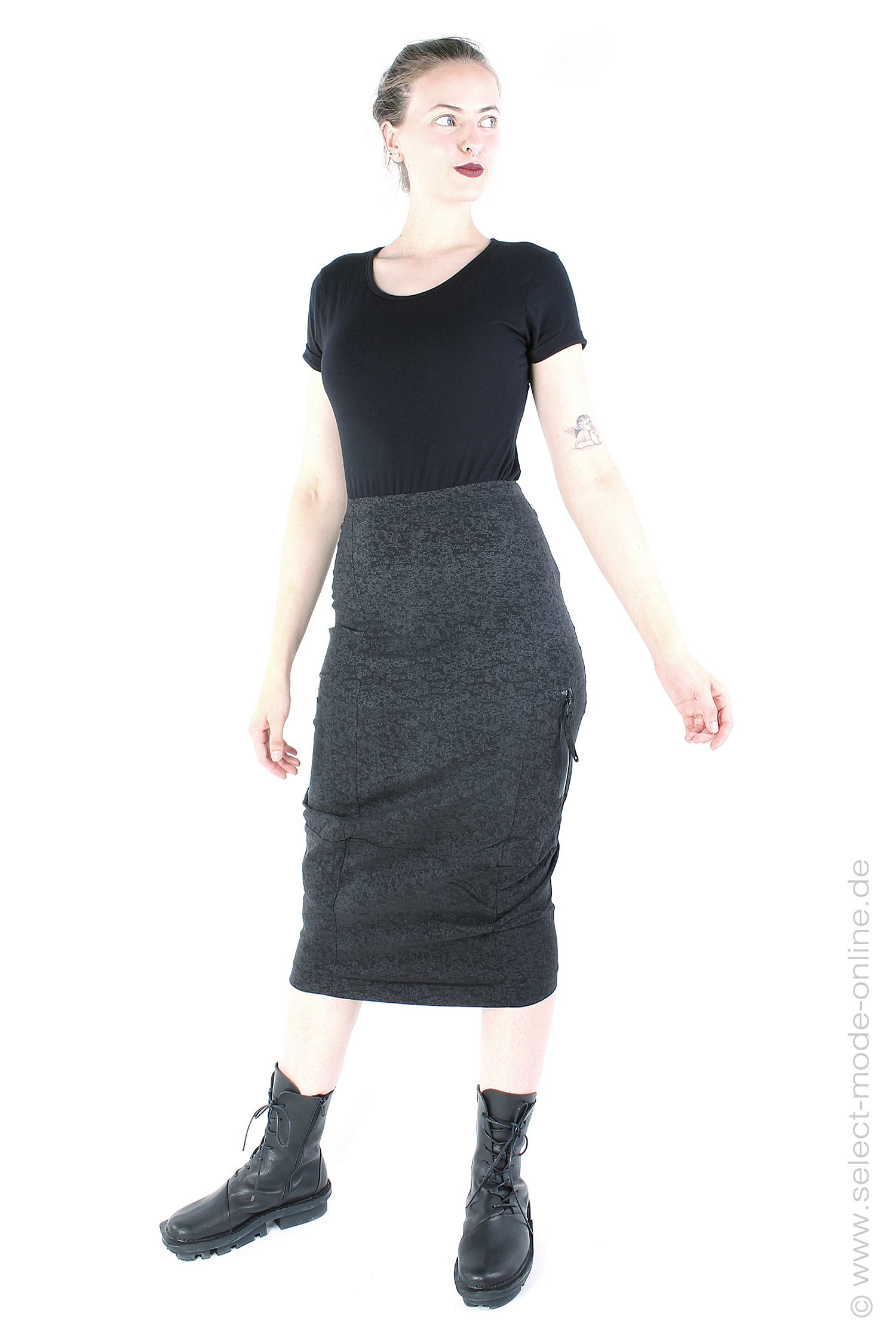 Narrow stretch skirt - Black shiny print - 2243440312