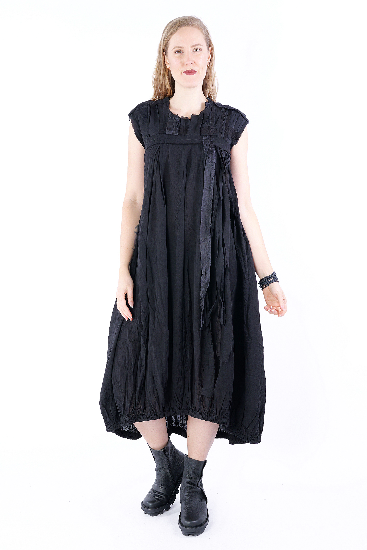 Detailed dress - black - Wenda