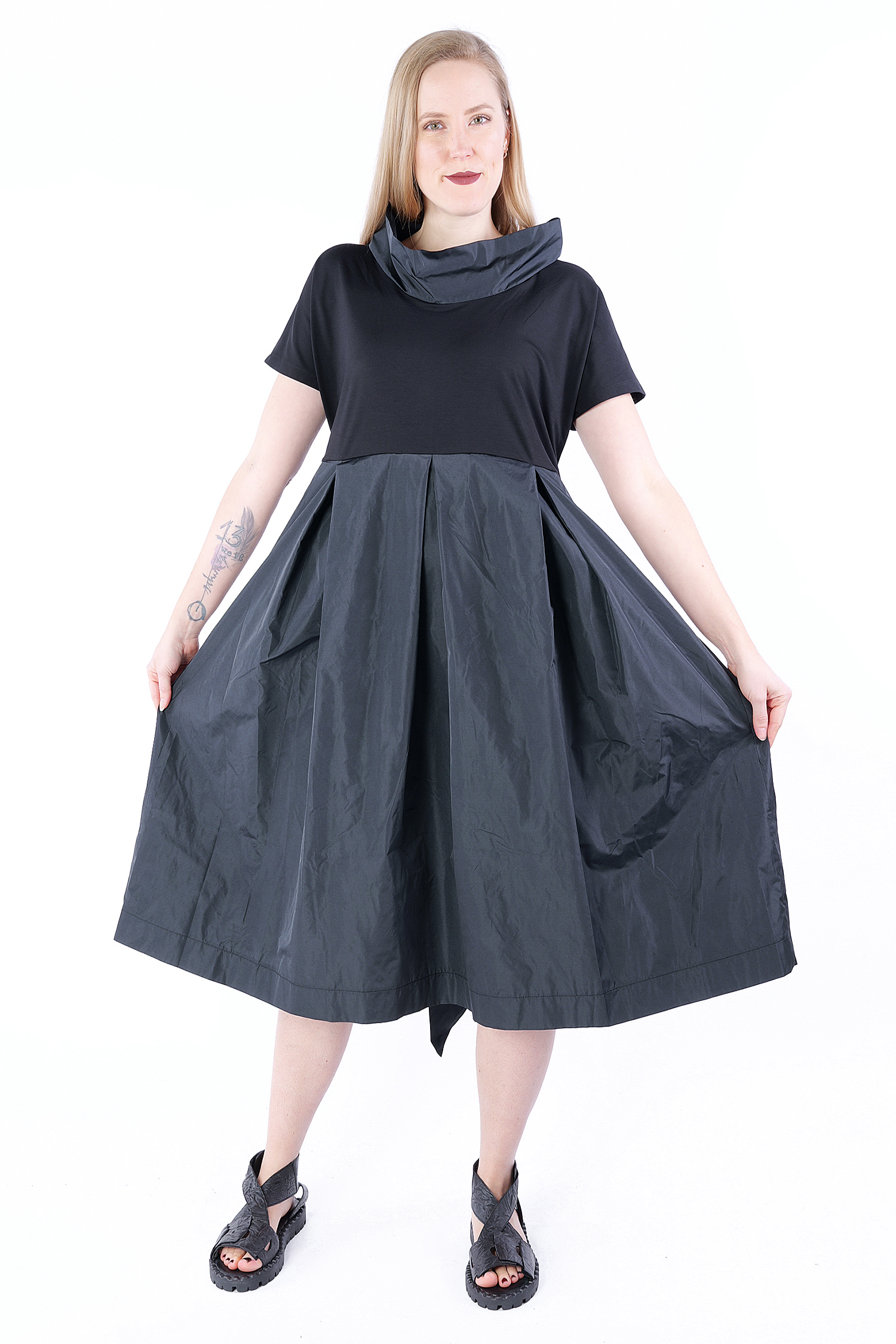 Kleid aus Materialmix - Schwarz - S25-04